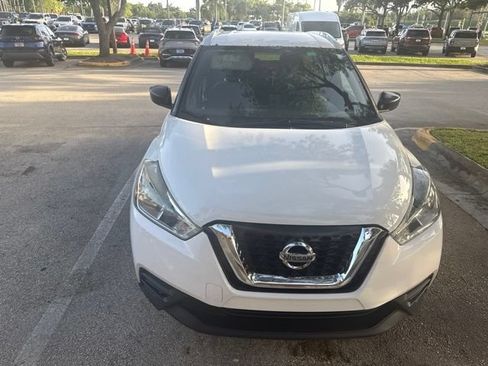 Used 2019 Nissan Kicks S FWD image 2
