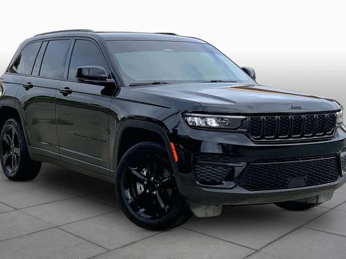 Used 2023 Jeep Grand Cherokee Altitude image 3