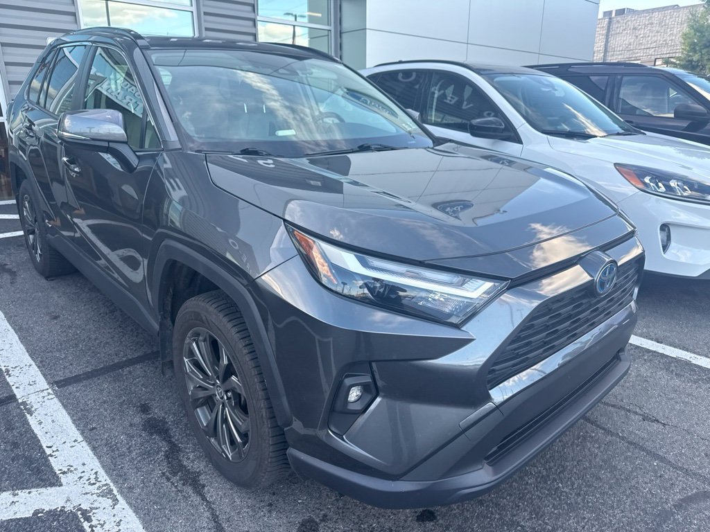 Used 2022 Toyota RAV4 XLE Premium AWD/4WD image 4