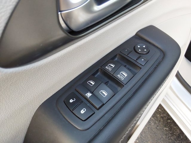 Used 2024 Chrysler Pacifica Touring-L FWD image 20