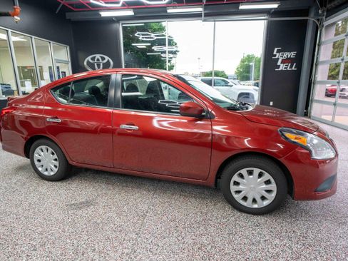 Used 2018 Nissan Versa SV FWD image 5