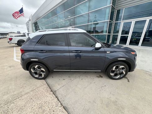 Used 2025 Hyundai Venue Limited FWD image 2