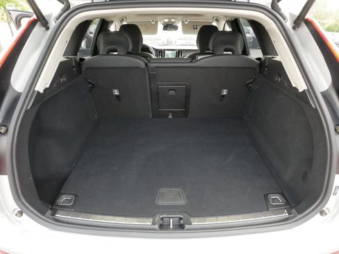 Used 2025 Volvo XC60 B5 Plus AWD/4WD image 18