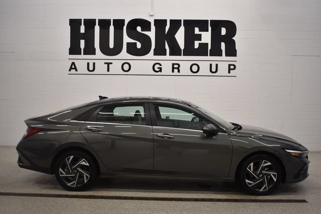 Used 2025 Hyundai Elantra Limited FWD image 2
