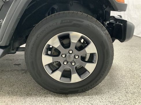 Used 2018 Jeep Wrangler Unlimited Sahara AWD/4WD image 9