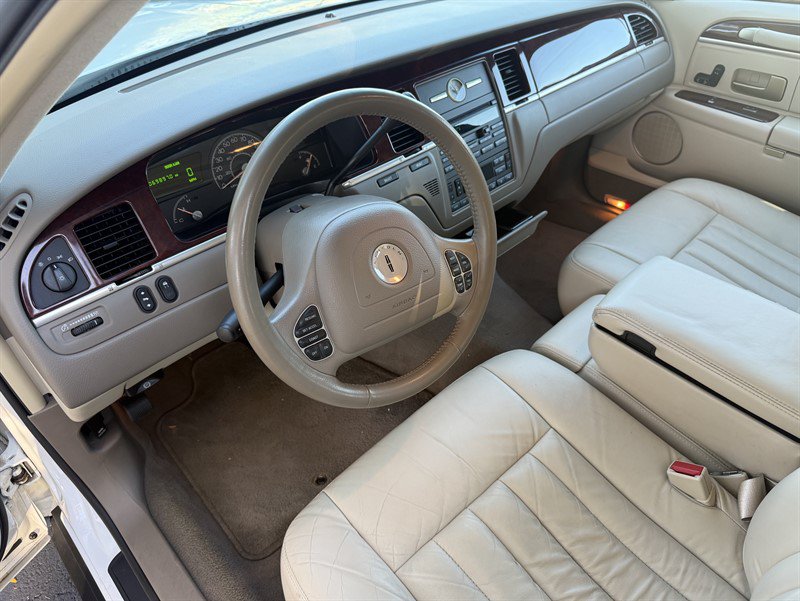 Used 2004 Lincoln Town Car Signature RWD image 26