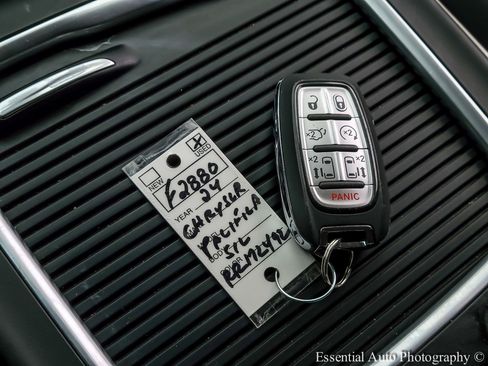 Used 2024 Chrysler Pacifica Touring-L image 35