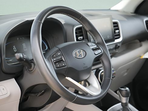 Certified 2023 Hyundai Venue SEL FWD image 21