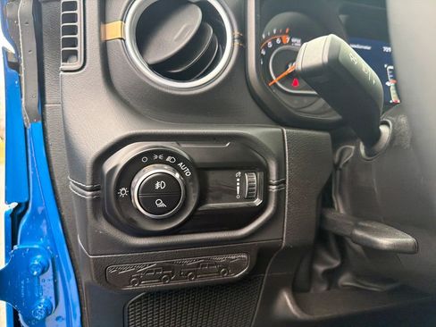 Used 2025 Jeep Gladiator Sport w/ Premium Package image 27