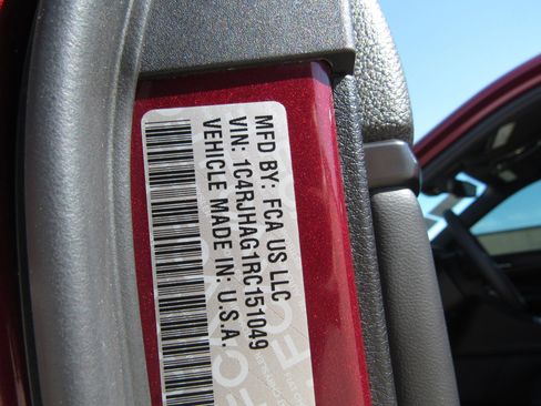 Used 2024 Jeep Grand Cherokee Laredo X w/ Trailer Tow Package image 27