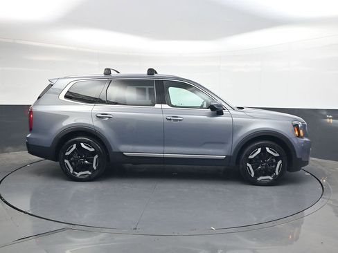 Used 2025 Kia Telluride S FWD image 3