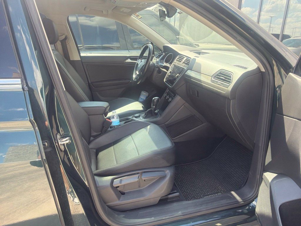Used 2018 Volkswagen Tiguan SEL AWD/4WD image 11