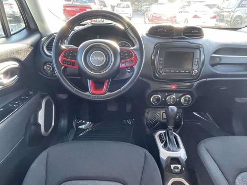 Used 2017 Jeep Renegade Latitude FWD image 13
