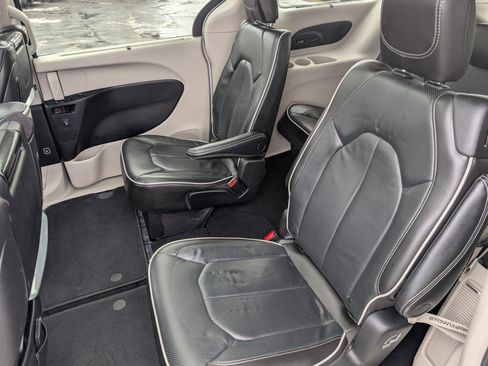Used 2021 Chrysler Pacifica Limited w/ Uconnect Theater Family Group image 26