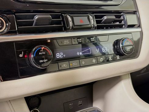 Used 2022 Nissan Pathfinder SV AWD/4WD image 21