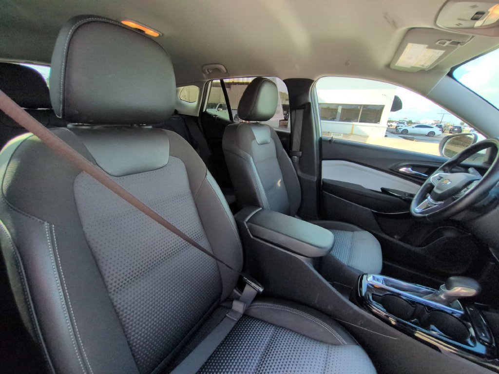 Used 2025 Chevrolet Trax LT w/ LT Convenience Package FWD image 30