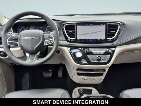 Used 2024 Chrysler Pacifica Limited FWD image 13