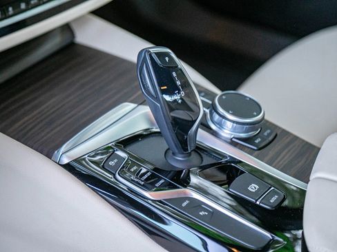 Used 2019 BMW 530e w/ Convenience Package image 30