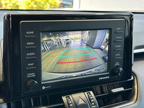 Used 2021 Toyota RAV4 XLE Premium image 19