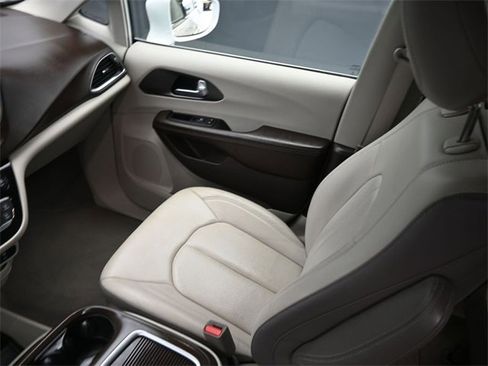 Used 2019 Chrysler Pacifica Touring-L Plus w/ Advanced Safetytec Group image 11