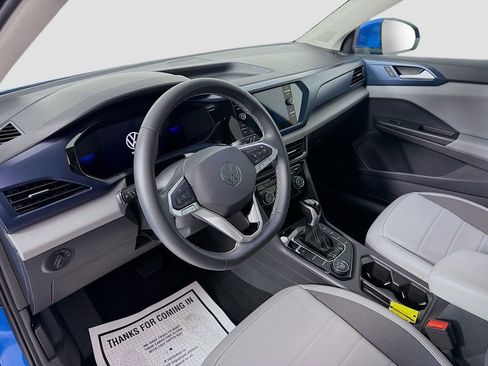 Used 2023 Volkswagen Taos SE w/ Panoramic Sunroof Package image 9