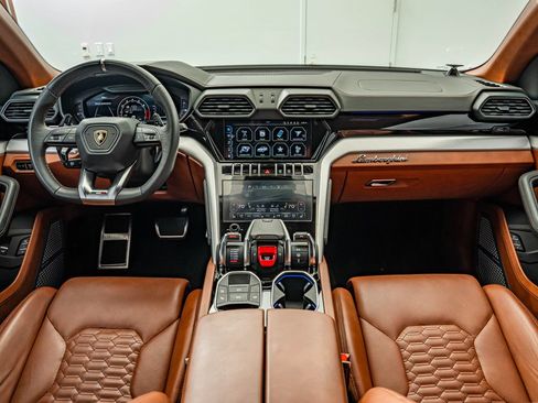Used 2022 Lamborghini Urus AWD/4WD image 43