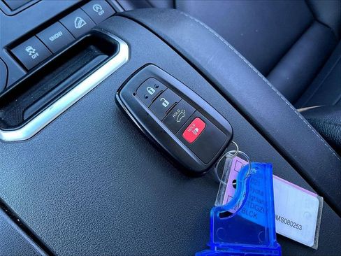 Used 2021 Toyota Highlander XLE AWD/4WD image 29