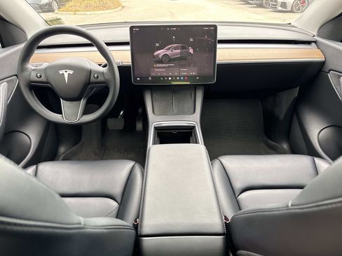 Used 2022 Tesla Model Y Long Range image 16