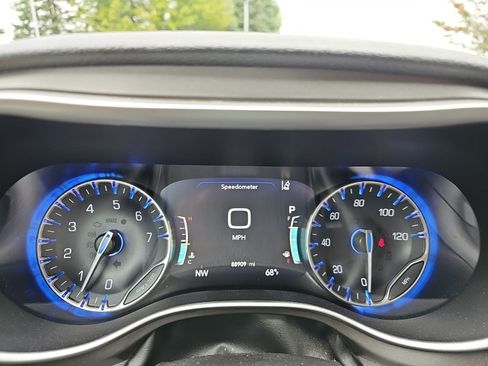 Used 2021 Chrysler Pacifica Touring-L w/ Uconnect Theater Family Group FWD image 24