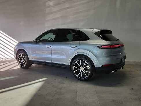 Certified 2025 Porsche Cayenne AWD/4WD image 3
