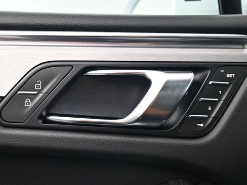 Certified 2026 Porsche Macan image 18