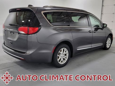 Used 2020 Chrysler Pacifica Touring-L image 8