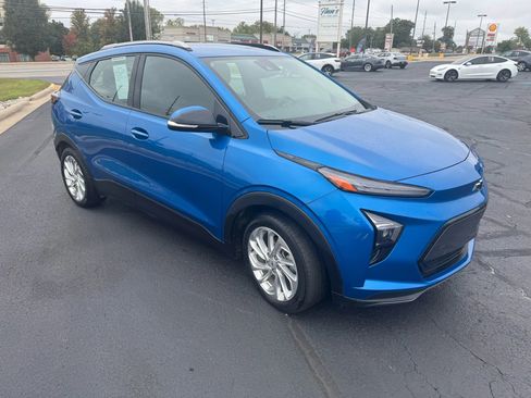 Used 2022 Chevrolet Bolt EUV LT w/ Comfort Package image 4