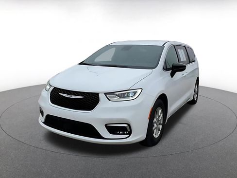 Used 2025 Chrysler Pacifica Select image 7