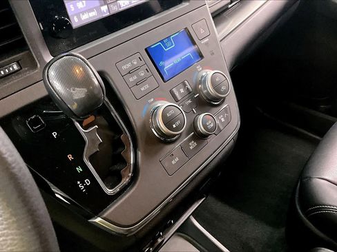 Used 2017 Toyota Sienna SE image 17