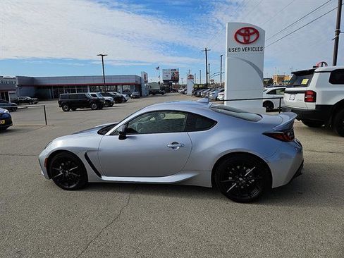Used 2026 Toyota GR86 Premium image 2