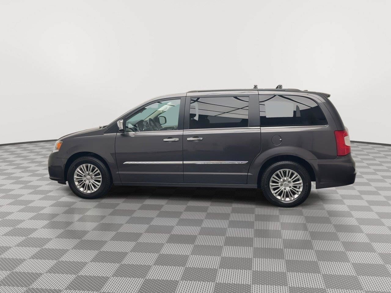Used 2015 Chrysler Town & Country Touring-L w/ Driver Convenience Group FWD image 33