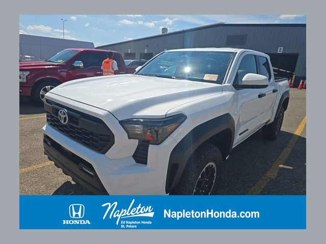 Used 2025 Toyota Tacoma TRD Off-Road AWD/4WD image 1