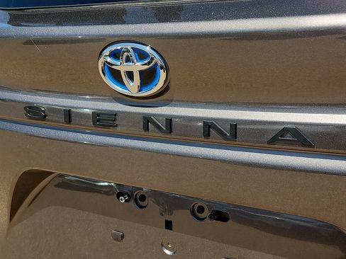 Used 2024 Toyota Sienna LE FWD image 9