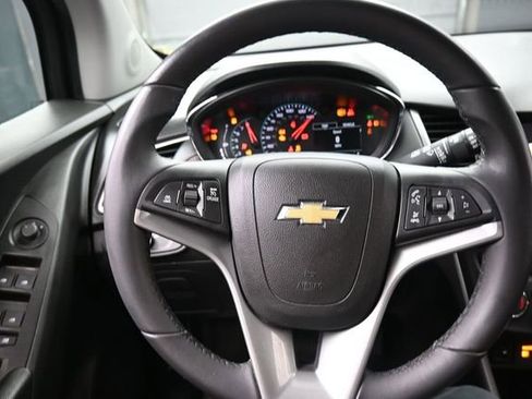 Used 2022 Chevrolet Trax LT w/ LT Convenience Package AWD/4WD image 1