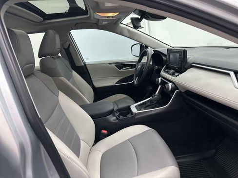 Used 2021 Toyota RAV4 XLE Premium image 30