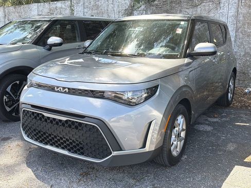 Used 2025 Kia Soul LX w/ LX Technology Package FWD image 3