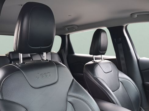 Used 2019 Jeep Cherokee Limited w/ Technology Group AWD/4WD image 18