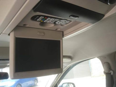 Used 2014 Chrysler Town & Country Touring FWD image 15