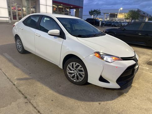 Used 2019 Toyota Corolla LE image 2