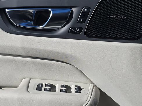 Used 2023 Volvo XC60 T8 Ultimate image 31