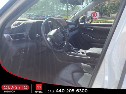 Used 2025 Toyota Highlander Limited AWD/4WD image 3