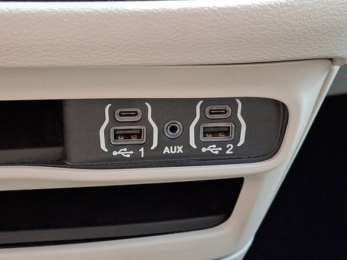 Used 2022 Chrysler Voyager LX FWD image 25