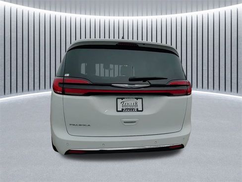 Used 2023 Chrysler Pacifica Touring-L image 9