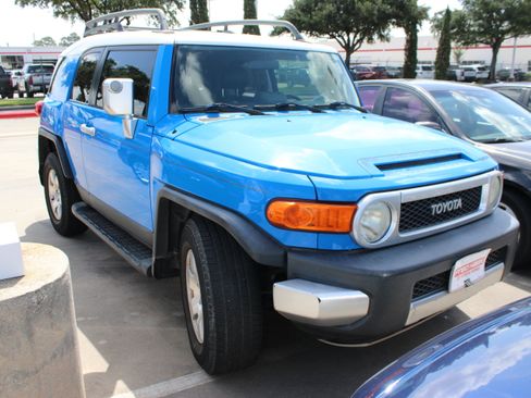 Used 2007 Toyota FJ Cruiser 2WD w/ Upgrade Pkg 2 image 2
